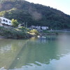 ４）昼食後は、加藤さんの出身校である沼津工業高校の練習コースである狩野川に行き、シングルスカルで乗艇を楽んだ。