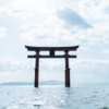 スペイン語で「鳥居は海面が上昇しても流れず立ち続けている」