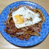 我が家の休日ランチタイム　焼きうどん　より。