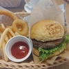 南国リゾート風カフェ『RHINO CAFE』で味わうジューシーなライノバーガー