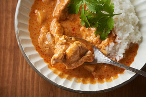 カレーが認知症の発症リスクを下げる？ 効果的な食べ方と理由を解説
