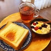 今日の朝食ワンプレート、チーズトースト、紅茶 、いちごバナナブルーベリーシリアルヨーグルト