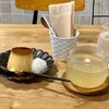 寺町ワザナカフェのプリン。最強寒波でカーテンが凍る。