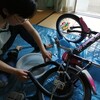 自転車のパンクを母が修理する