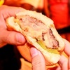 ハンバーガー／バーガー４　「ジューシー・ルーシー」　チーズをパティの中に溶かし込んだクラシックなチーズバーガーのバリエーションで，ミネアポリスで圧倒的な人気を誇ります．  かじった瞬間に熱々のチーズがあふれ出す，非常にインパクトのある動画映えするスタイル，そして「元祖論争」と，「話のネタ」になるバーガーとして全米にも人気となっています．