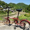 愛用の軽四が一日車検のため先日タイヤ交換した折りたたみ自転車で高齢の両親が待つ山村へ