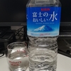 水を飲む13