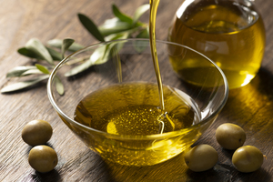 オリーブオイルが認知症対策につながる？ 研究データと摂取量の目安を解説