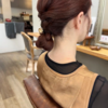 ワインレッドカラーで艶感アップ。夏に便利な編み込みお団子ヘアアレンジ