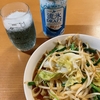 インスタントのどさん子ラーメンと青色のビール