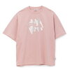 淡いピンクで差がつく-IMP.佐藤新さんのFILA Tシャツがユニセックスで激アツ