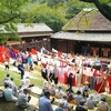 小豆島土庄町にある肥土山の舞台で、江戸時代から保管されている歌舞伎衣裳が虫干しされました。