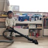 1歳児　掃除のお手伝い