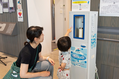 水道事業100周年で冷水機設置　上越市ガス水道局　水のおいしさ再認識と水分補給に