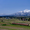 残雪の妙高山と黒姫山、えちごトキめき鉄道の413・455系観光急行を撮る！