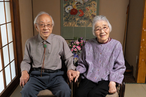 夫婦そろって100歳に　上越市の丸山糺さん、モトさん　敬老の日に市長表敬