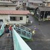 登校の風景：曇って風が吹く朝