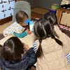 4人の孫たちと　　学校あるある（教室スケッチ）143