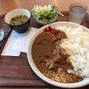 チキンカレーの大盛り〜