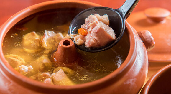 【蒸気で作る鍋】雲南省の「汽鍋鶏(チーコージー)」で鶏肉を限界まで美味しく食べる【ブームの予感】 【蒸気で作る鍋】雲南省の「汽鍋鶏(チーコージー)」で鶏肉を限界まで美味しく食べる【ブームの予感】