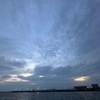 梅雨を詠んだ短歌（梅雨晴れ，梅雨明り，梅雨曇り，梅雨空）　　梅雨晴れのあかとき靄の立ちうごく峠の駅に顔あらふかも　佐佐木信綱　　梅雨明り松の木の間の深うして雀のつるむ愛（かな）しかりけり　島木赤彦　　梧桐（あおぎり）の花に雀のとまりゐて今朝梅雨晴の風吹きにけり　岡麓　　　夕ちかみ梅雨明りして湯の村の人ごゑ物の音（と）しづかにきこゆ　古泉千樫　　梅雨空がずりおちてくる　マリアらの深紅にひらく十指の上に　塚本邦雄　　梅雨空にどこまでふくるる椎の影入りくむ枝は力を抜けよ　春日真木子