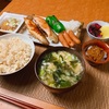 焼鮭2種と納豆に、じゃがいもの味噌汁で朝ごはん