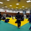 休まずに。
