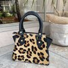 アクセ感覚の小ぶりバッグもレオパード柄で華やかに