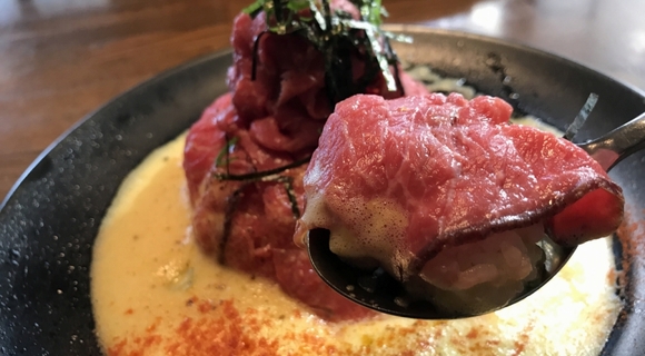 特選牛タンとローストビーフのぜいたく丼か、濃厚卵ソースに浮かぶトリュフ香るローストビーフか。悩んでしまう。Cave