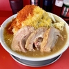 【今週のラーメン４５７２】 ハナイロモ麺 吉祥寺本店 （東京・吉祥寺） ミニブタ ヤサイニンニクトウガラシ ＋ ダブルチーズ ＋ ゆでタマゴ　〜ハードな麺とソフトな豚！ワイルド！そしてカラフル薬味で楽しい二郎系！