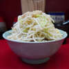 ラーメン二郎 中山駅前店 - これでもかと大量のほぐし豚を発掘。と同時に、BGMがゴリゴリのミニマルテクノに。確定演出。そこからはもう自然に体が動きながらも無心ですすっていく。豚もゴリゴリの端豚。今回豚要素が最高すぎる。高揚のままに完飲フィニッシュ。