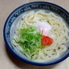 ランチタイム　温玉と明太子盛　冷たいうどん　より。