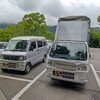 待ち合わせ場所に、会社の駐車場から軽バンでスタッフが