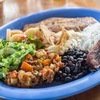 カサド（中米の肉料理2）　コスタリカの代表的な人気の料理．  米，豚肉・鶏肉・牛肉などの肉，プランテン，新鮮なサラダが絶妙に調和した一品です．追加のサイドディッシュにもバラエティーに富んだものが添えられます．  「カサド」は「結婚した男性」を意味し，風味と食感の完璧な調和が，ボリューム満点で満足感のある一品となっています．コスタリカでは昼食が1日の主食となるため，カサドは昼間の定番料理です．一部のレストランでは観光客向けに1日中提供しています．