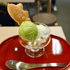 豊洲の「茂助カフェ」でアイスクリーム（最中の皮つき）。