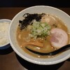 白山市乾町にある中華そば響で、濃厚煮干そばに玉子トッピング、ご飯も。