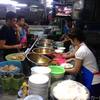 【チェンマイ散歩】タイ人だらけの音楽バー・レモングラスのレッドカレーと市場の激安カレー食べ比べ