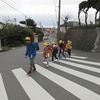 登校の風景：曇っていてもあいさつさわやか