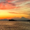 鎌倉稲村ヶ崎海浜公園から，夕日を眺めてきました．海岸に着いたのは日が沈む直前．この場所からは富士山は見えませんが，海に少し突き出た海浜公園からは，江ノ島と富士山を同時に見ることができます．日が沈んだ後10分間ほどは，あかね色の雲はむしろ空に広まっていき，夕焼けを満喫することができました．