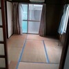 奥の部屋に台所の片付けも終わり、部屋の中の