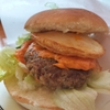 コメダ珈琲店のハンバーガーと、ロックバンドのシールの話。