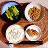 玉子焼き、小松菜のナムル、小粒納豆。