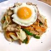 野菜だけだとヘルシー☆だけど腹へるしーな、野菜炒め♬