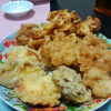今日の晩飯　天ぷらの盛り合わせ（鶏天、サツマイモ、椎茸、玉ネギのかき揚げ）を作ってみた