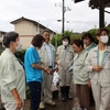 15日、集中豪雨被害のいわき市内郷地区を県議団が視察。あちこちにゴミの山が