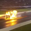 マシンがはじけ飛んだ!NHRAファニーカー 大エンジンブロー 動画