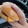 マック チーズバーガー をキムタク風に食べる