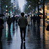 小雨の中、傘をさすのか？ささないのか？問題について