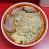 ラーメン二郎 上野毛店 - シャキシャキヤサイとフヨフヨアブラの対極の食感コントラストが抜群に良い。豚は3枚でラッキーだと思ったが、一部トッピングアブラとは相反する主張の強い脂身成分。スープは醤油は勿論オイリー加減も抜群。あらゆるアブラ成分入り混じる。が、これもいつも通りの美味しい上野毛。