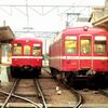 仏生山駅で出会った情熱の赤い電車と還暦の赤い電車